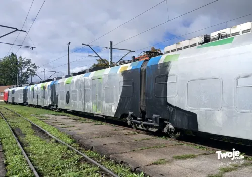 Zatrzymali pociąg, uwięzili pasażerów i pomalowali wagony. Policja zatrzymała kolejne osoby