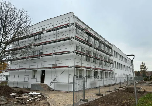 Czy to koniec sagi z problematyczną inwestycją? Integrator Edukacji i Przedsiębiorczych w Ostrowcu prawie gotowy