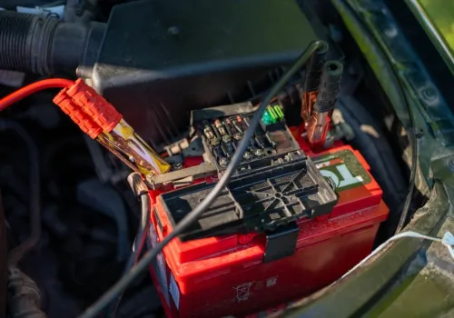 Wieczorem auto odpaliło bez problemu, a rano po pierwszym mrozie rozrusznik ledwo kręci. Akumulator nie padł w nocy, mróz tylko pokazał, co działo się z nim od lata