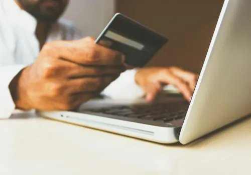 Systemowy błąd czy wyrachowany model biznesowy? Wyrok sądu obnaża patologie polskiego e-commerce’u