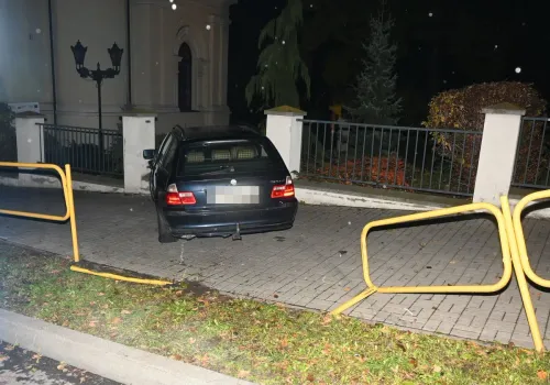 Pijany 19-latek wjechał BMW w ogrodzenie cerkwi w Chełmie. Miał ponad promil alkoholu