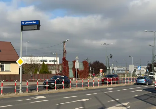 Pułapka przed szlabanem. Zepsuta tablica i przepełniony parking P+R Czerwone Maki