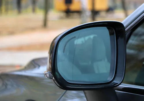 Dlaczego lusterka boczne mają pionową linię? Tak wpływają na widoczność podczas jazdy