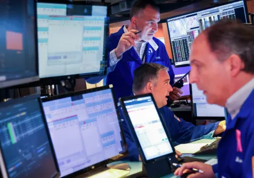 Na Wall Street dominuje ostrożność. Rynek czeka na Fed i wyniki technologicznych blue chipów