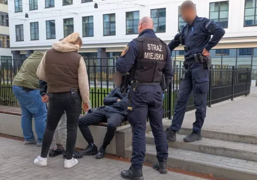 Palili marihuanę pod siedzibą Straży Miejskiej. Chcieli mieć „pałera”