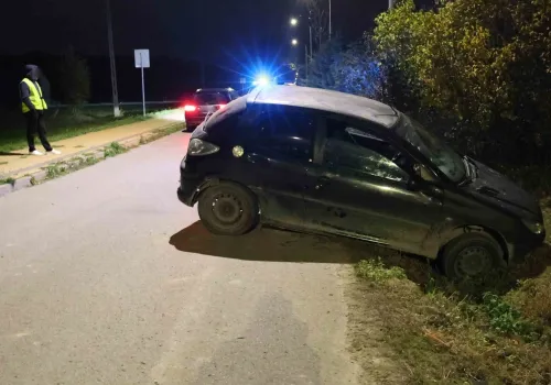 Peugeot wylądował w rowie, w aucie dwie pijane osoby. Oboje zapewniali, że to oni kierowali