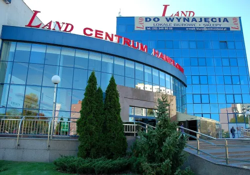 Koniec znanego centrum handlowego w Warszawie. Zastąpią je biurowiec i akademik