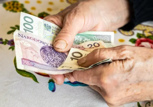 Dodatkowe 7 tys. dla seniorów co miesiąc. Jakie warunki trzeba spełnić?