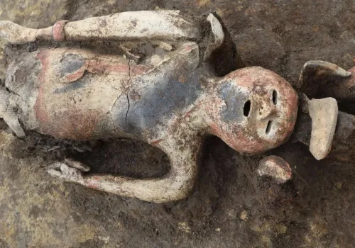 Ma 1500 lat i trzyma tajemniczy przedmiot. Niezwykłe odkrycie w Japonii