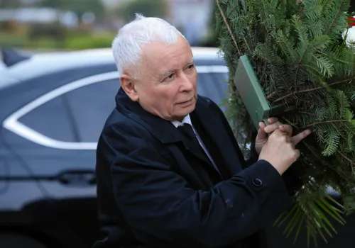 Zakaz, przeprosiny i 30 tys. złotych. Sąd o wieńcach Komosy pod pomnikiem smoleńskim