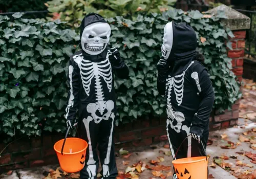 Używany strój Batmana za 99,99 zł, a nowy za 54,99 zł. Na Allegro kwitnie „wypożyczalnia” na Halloween