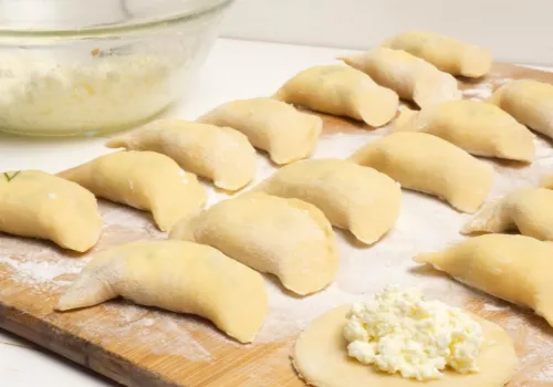 Ciasto na pierogi bez oleju. Dzięki temu dodatkowi są miękkie i nie pękają