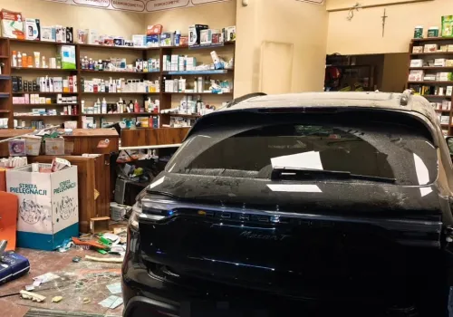 "Ledwo ją prowadzili". Pijana kobieta wjechała Porsche do apteki