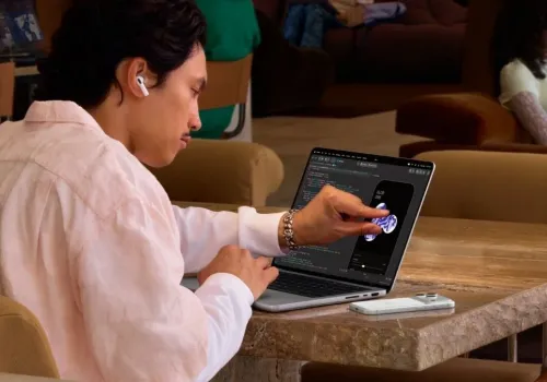Nowy MacBook Pro OLED spełnia moje marzenie. Mogę miziać palcami po ekranie