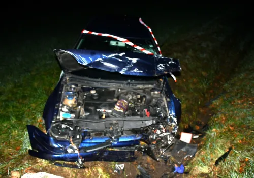 Pijany kierowca Volkswagena wjechał do rowu i uderzył w betonowy przepust. Usłyszał już zarzuty