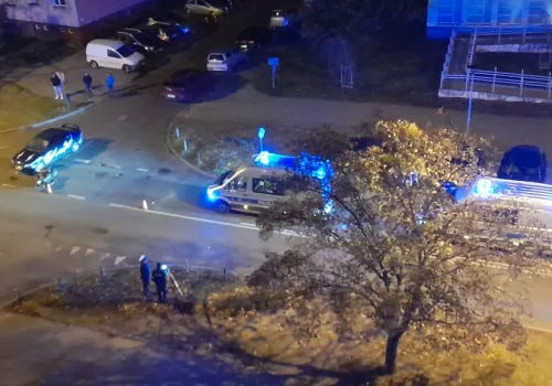 Niebezpieczny incydent na Błoniu. Skuter zderzył się z samochodem
