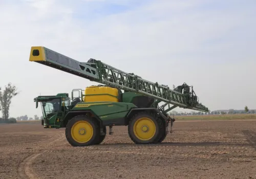 Zbiornik 5000 l, belka 42 m. Co oferuje opryskiwacz John Deere 550R?