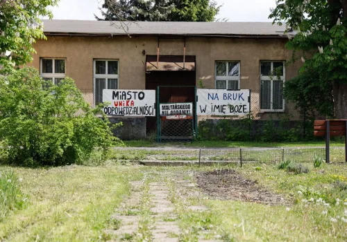 Spółka demoluje świetlicę na osiedlu Maltańskim. Policja poddusza protestujących, okna wymontowane, 19 osób wylegitymowanych, spór o budynek wciąż w sądzie