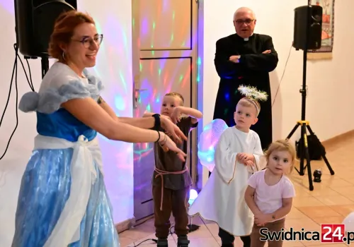 Zabawa w strojach świętych. „Fajna alternatywa dla Halloween”