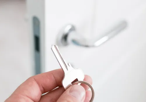 Zamek zacina się przy przekręcaniu klucza? Jest na to domowy patent