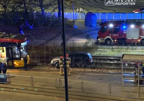 Pijany kierowca wjechał na tory tramwajowe i nie przyznaje się do kierowania pojazdem. Ruch jest zablokowany