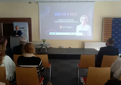 Gawkowski w Bydgoszczy zapowiedział, że będą darmowe podręczniki o walce z hejtem