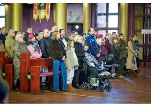 Wrocław: rodzice i dzieci przygotowują się razem do Mszy św.
