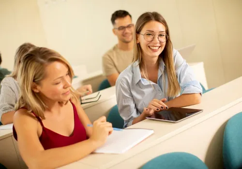 Twój pierwszy krok do pracy w biznesie lub HR. Jakie konkretne umiejętności dają studia licencjackie z psychologii?
