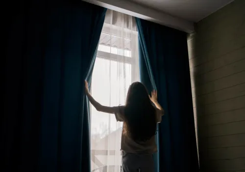 Jakie cechy powinny posiadać dobrej jakości zasłony zaciemniające?