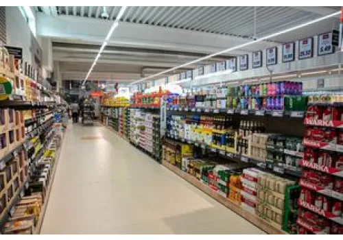 Jak otwarte sklepy 31 października i 2 listopada? Godziny otwarcia – Biedronka, Lidl, Auchan, Żabka i inne (29.10.2026)
