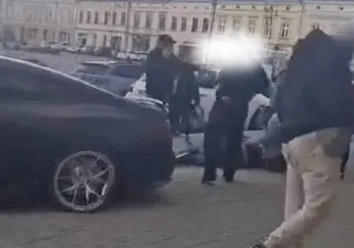 Chwile po wypadku w Nowym Sączu. Ludzie pomagali rannemu, kierowca chodził wokół BMW
