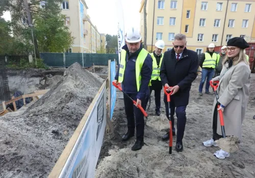 Gdy w ratuszu padały gorzkie słowa pod adresem marszałka, ten ze swoimi stronnikami fotografował się z łopatą