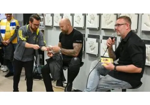 Znani na meczu Industria Kielce – Kolstad Handball w Lidze Mistrzów. Gwiazdy piłki ręcznej, biskup i przedstawiciele teatru w Hali Legionów