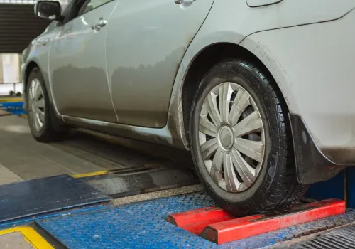 Mechanik porównuje dwa odczyty. Zły wynik i nie przejdziesz badania