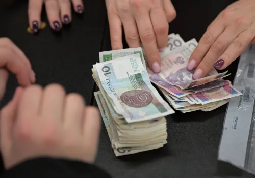 Polacy łapią się za portfele. Coraz mniej ocenia dobrze swoją sytuację