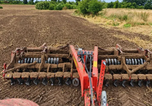 Maszyny rolnicze przed zimą. Tego błędu unikaj, bo przyspiesza korozję