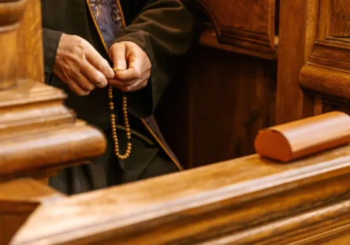 Poszukiwany ksiądz wrócił do parafii. Przyjechał zaginionym samochodem