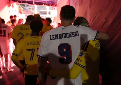 Co za widok tuż przed meczem. Spójrz, kogo spotkał Lewandowski