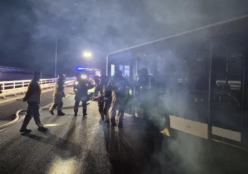 Strażacy na estakadach S7. Ćwiczyli ratowanie pasażerów autobusu