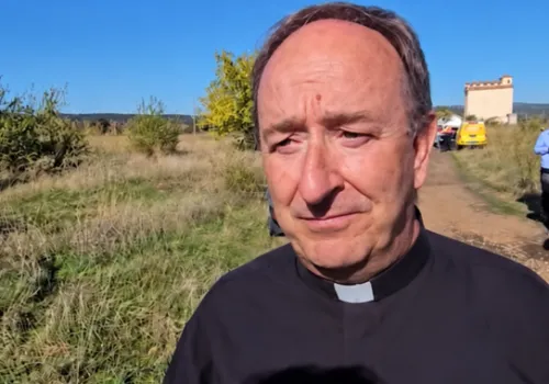 Ksiądz ruszył na pomoc ofiarom katastrofy kolejowej w Hiszpanii. Cały dzień spędził na akcji