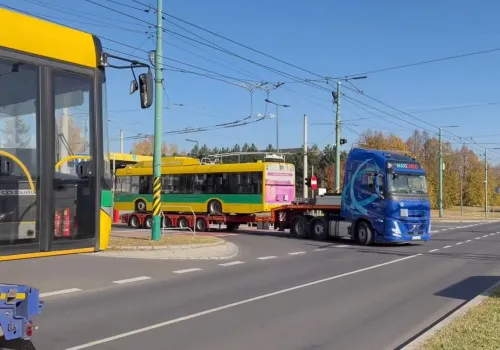 Tyskie trolejbusy już wyjechały do Gdyni. Na nagraniu widać jak je ładowano na ciężarówki