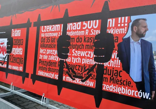 Powrót banerów do centrum Olsztyna. Wizerunki władz miasta, więzienne kraty i mocne hasła
