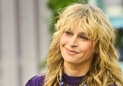 Odmładza bez skracania włosów. Fryzura Pauliny Holtz to hit jesieni 2026