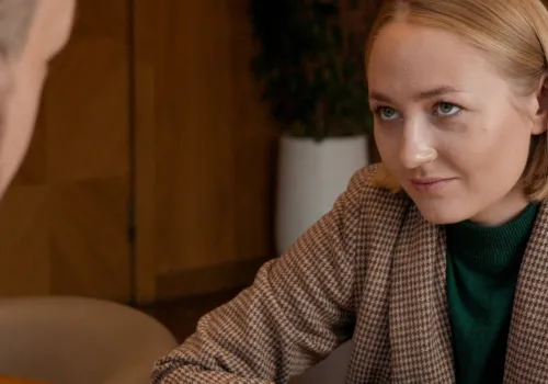 "Martwią się", a tak naprawdę "chcą kontrolować". 12 zdań, którymi manipulator owija wokół palca
