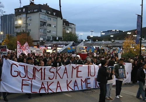 Tysiące osób wyszły na ulice. Wstrząsające zabójstwo poruszyło Kosowo