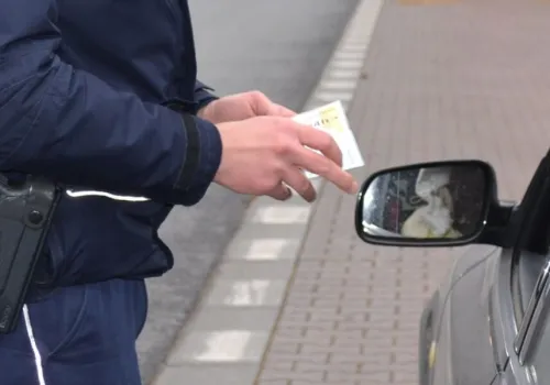Zatrzymali 19-latka za prędkość. Ujawniono zakaz prowadzenia, brak OC i przeglądu