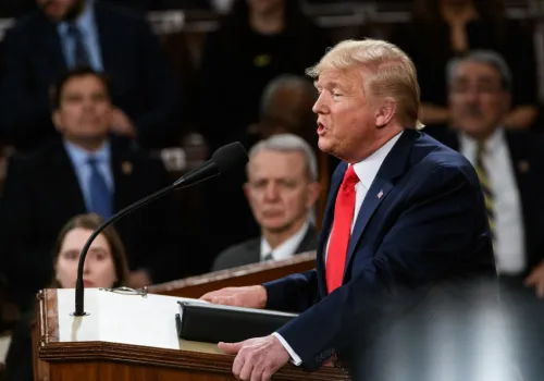 USA: wybory rozstrzygną się przy dystrybutorze. Amerykanista o scenariuszach