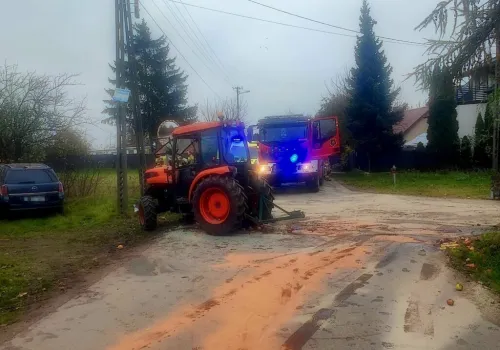 Ciągnik rolniczy zderzył się z oplem. Policja przypomina o zasadach bezpieczeństwa na drodze
