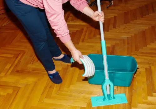 Jesienią myję podłogi tylko tym. Domowy płyn usuwa błoto i osad