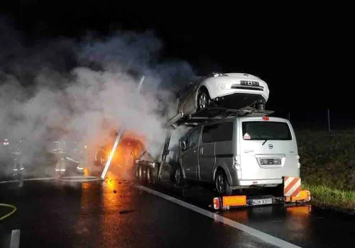 Pożar na S3. Zapaliła się naczepa z samochodami elektrycznymi, strażacy ruszyli do akcji